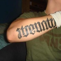 Tatuaje en el brazo Ambigrama Strength