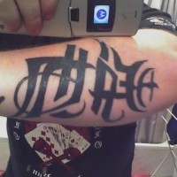 Disegno calligrafico del nome tatuato sul braccio