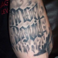 Le tatouage ambigramme de mots l'ange et le démon sur le bras