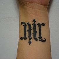 Le tatouage d'ambigramme l'air sur le bras