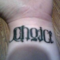 Le tatouage de mot ambigramme choix sur le poignet