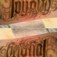 Le tatouage d'ambigramme des mots la loyauté et la trahison