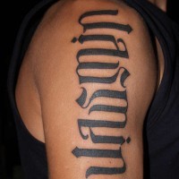 Le tatouage d'ambigramme du ^rénom Jasmine sur l'épaule