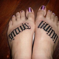 Le tatouage d'ambigramme du prénom Lilliam sur les deux pieds