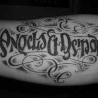 Une ambigramme de l'ange et le démon avec le tatouage d’entrelacs