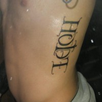 Tatuaggio sul fianco la scritta a lettere grande