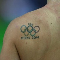 el tatuaje con anillos olimpicos hecho en la espalda