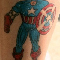 Komisches Tattoo mit Captain America