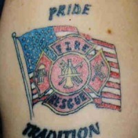 el tatuaje patriota de la bandera americana y la emblema de los bomberos