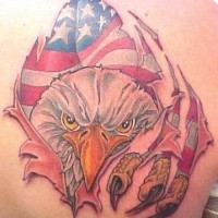 Bandiera americana e aquila sotto pelle stracciata tatuaggio