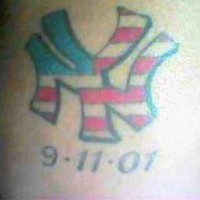 el tatuaje conmemorativo de 2001con la bandera americana en forma de letras NY nueva york
