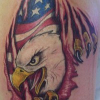 el tatuaje de la bandera americana y una aguila dentro de la rotura de la piel