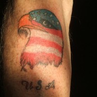 el tatuaje de la cabeza de una aguila de color de la bandera americana