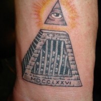 el tatuaje de la piramide con un ojo y el sol