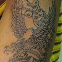 Amerikanischer Adler mit schwarzer Tinte Tattoo