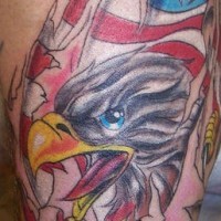 Bandiera americana con aquila sotto pelle stracciata tatuaggio