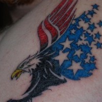 Bandiera americana aquila tatuaggio con stelle