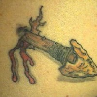 el tatuaje de la flecha de un arco penetrando la piel