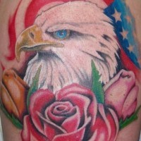el tatuaje patriota de una aguila con una rosa y la bandera americana