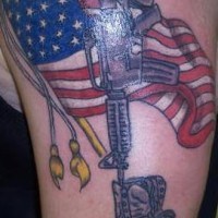 el tatuaje patriota de la bandera americana, las botas y casco de un soldado y un rifle hecho en color