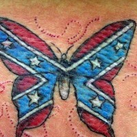 el tatuaje con una mariposa  con alas de color de la bandera de confederacion