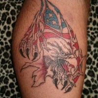 el tatuaje de una rotura de piel con una aguila y la bandera americana en el fondo