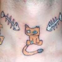 Petit chat estropié tatouage avec des os sur le cou
