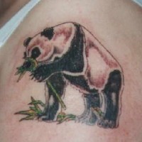Tatuaje Gran oso panda con el bambú