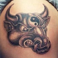 Taureau en colère avec le tatouage de symbole de yin yang