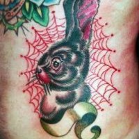 Lapin noir avec le tatouage de toile d'araignée sur le fond
