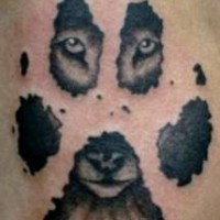 Loup regardant du tatouage d'empreinte de patte
