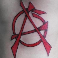 Tatuaje en tinta roja símbolo anárquico