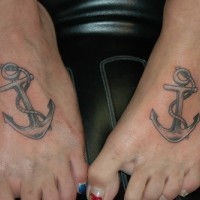 Le tatouage de deux ancres similaires sur les pieds droits