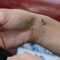 Winziges Anker Tattoo am Handgelenk