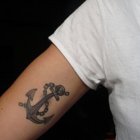 Tatuaggio ancora con catena sul braccio