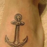 Classica ancora di metallo tatuata sulla gamba