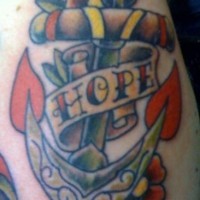 Tatuaje Ancla con las flores y la inscripción Hope
