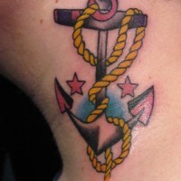 Tatuaje en el cuello Ancla en la cuerda con las estrellas