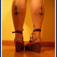 Tatuajes para mujeres en ambas piernas Ancla negra