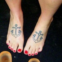 Tatuajes en ambos pies Dos anclas