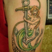 Sirena seduta sull'ancora con la corda tatuata