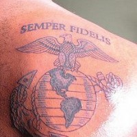 Semper fidelis devise avec le tatouage de signe de marine militaire américain