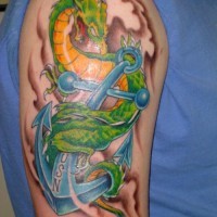 Dragon vert avec un ancre tatouage