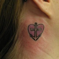 Kleiner Anker im Herzen Tattoo hinter dem Ohr