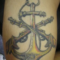 Le tatouage d'ancre avec un corde et deux mousquetons en couleur