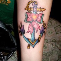 Le tatouage d'ancre coloré comme un cadeau avec l'amour