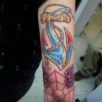 Farbiges Tattoo mit surrealistischem Anker und Spinnfaden