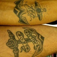 Deux prénoms tatouage  inscription avec un ancre marin