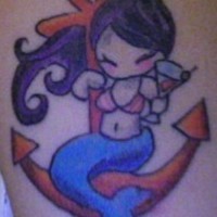 Sirène de dessin animé sur le tatouage d'ancre