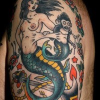 Le tatouage de sirène avec un singe-sirène en style de vielle école